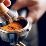 Compactar el café correctamente mejora la extracción para lograr una taza más equilibrada